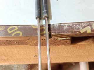 амортизатор крышки багажника (3-5 двери) Toyota Yaris P1 (1999 - 2003)