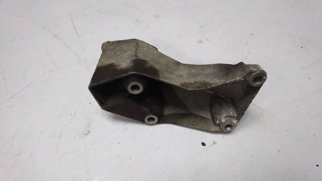 кронштейн двигателя Volkswagen Passat B5 (1996 - 2001), 1.6 л., бензин, 8D0199307P, 8DO199307P - фото №1