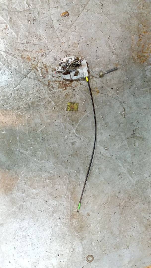 замок двери Toyota Aygo 1 поколение (2005 - 2008), 1.0 л., бензин, МКПП, хетчбэк 3 дв. - фото №1