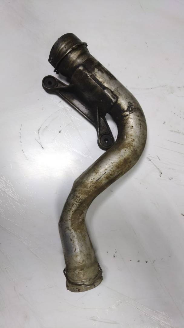 патрубок интеркулера Volkswagen Passat B6 (2005 - 2010), 2.0 л., дизель - фото №1