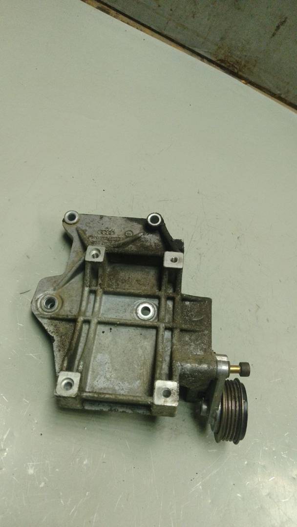 кронштейн компрессора кондиционера Audi A4 B5 (1994 - 1999), 1.8 л., бензин, 058260885A, 5239410 - фото №1