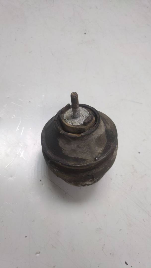 подушка крепления двигателя Volkswagen Passat B5 (1996 - 2001), 1.8 л., бензин, 8D0199379J - фото №1