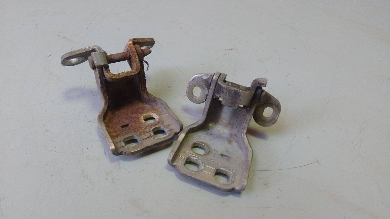 петля двери Chrysler Pacifica 1 поколение (2003 - 2008) - фото №1