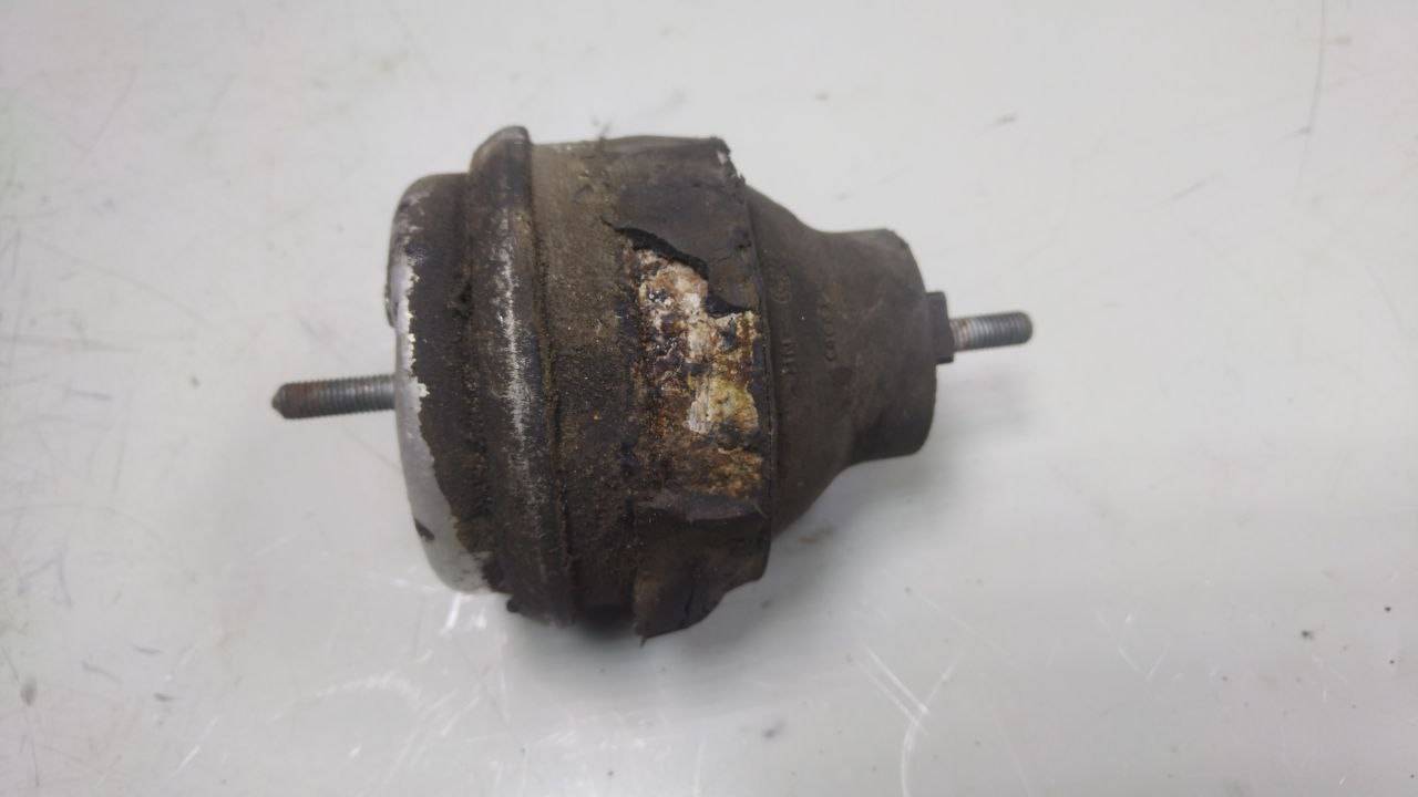 подушка крепления двигателя Volkswagen Passat B5 (1996 - 2001), 1.6 л., бензин, 8D0199379S, 8D0199379G - фото №1