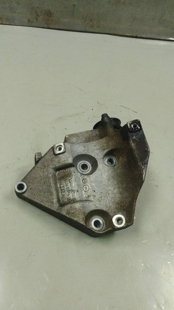 кронштейн компрессора кондиционера Volkswagen Passat B5 (1996 - 2001), 1.6 л., бензин, 06A260885A - фото №1