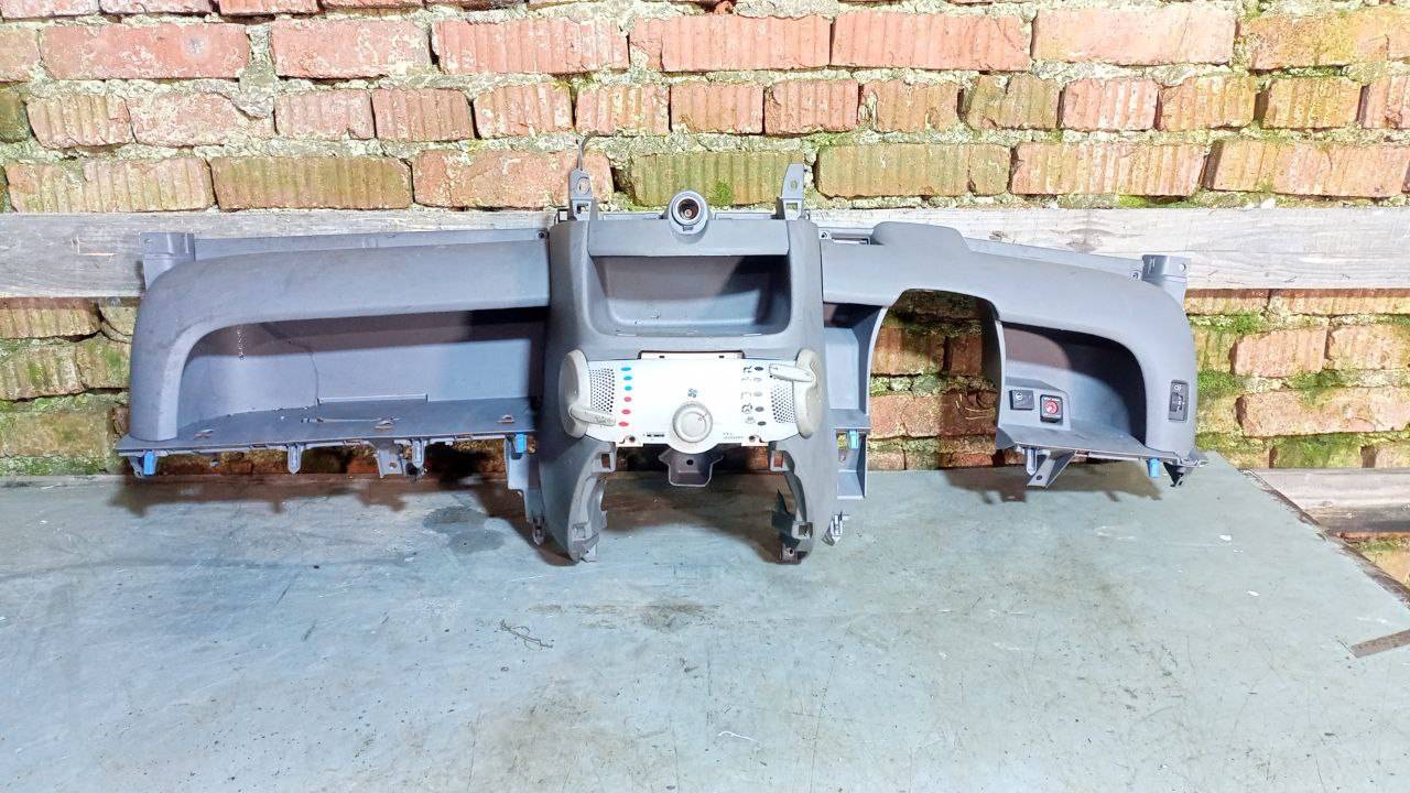 панель передняя салона (торпедо) Toyota Aygo 1 поколение (2005 - 2008) - фото №1