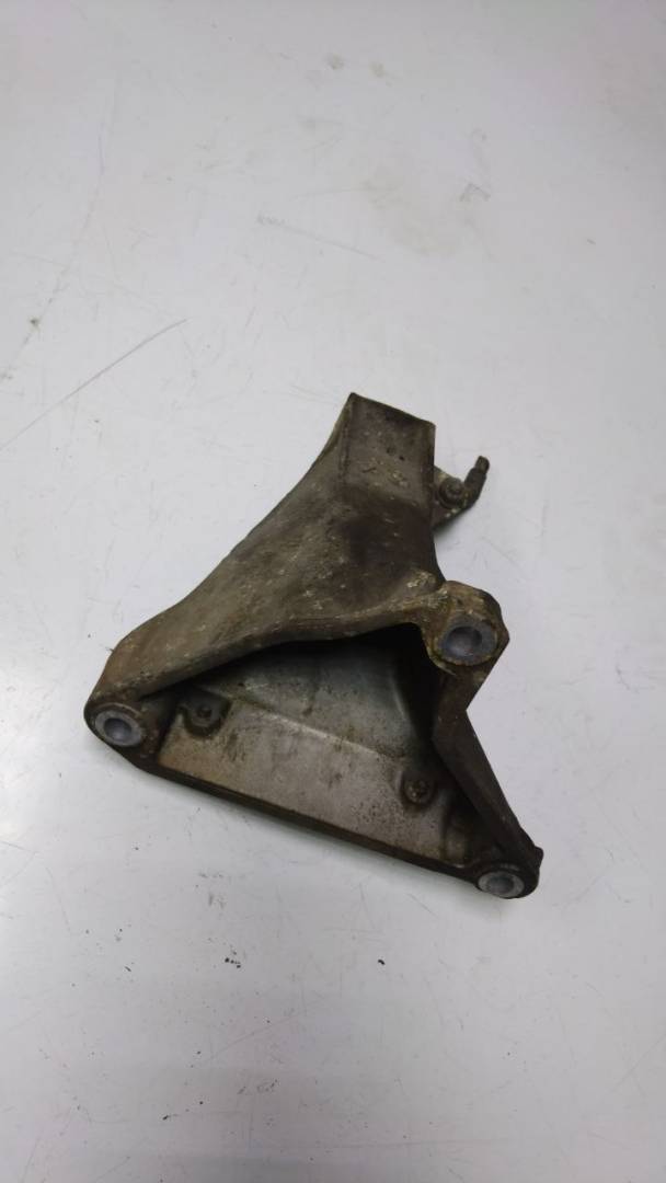 кронштейн двигателя Volkswagen Passat B5 (1996 - 2001), 1.6 л., бензин, 8D0199308M - фото №1