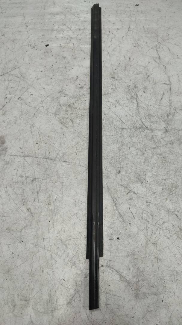 Уплотнитель стекла Ford Focus 1 поколение (1998 - 2001) - фото №1