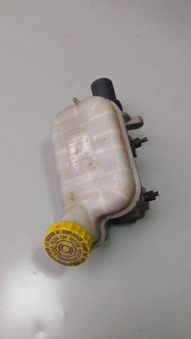 цилиндр тормозной главный Chrysler Pacifica 1 поколение (2003 - 2008), P04821154AD - фото №1