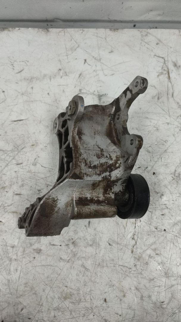 кронштейн гидроусилителя Mitsubishi Lancer 10 поколение 2010, 1.8 л., бензин, МКПП, 4450A188 - фото №1