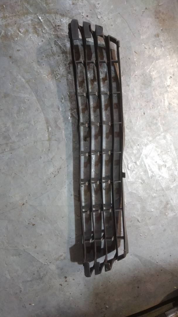 заглушка (решетка) в бампер Volkswagen Golf Plus 1 поколение (2005 - 2009), VW0707201 - фото №1