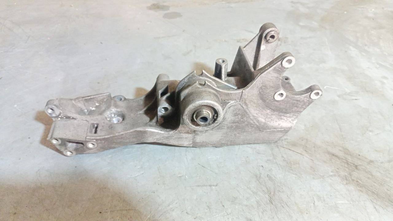 кронштейн гидроусилителя Volkswagen Passat B5 1997, 1.6 л., 231F026601, 06B9031431 - фото №1