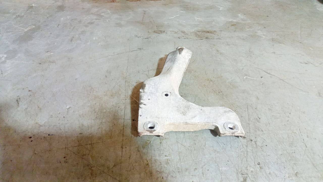 кронштейн (крепление) впускного коллектора Mazda 323 6 поколение (1998 - 2001), 1.6 л., бензин - фото №1