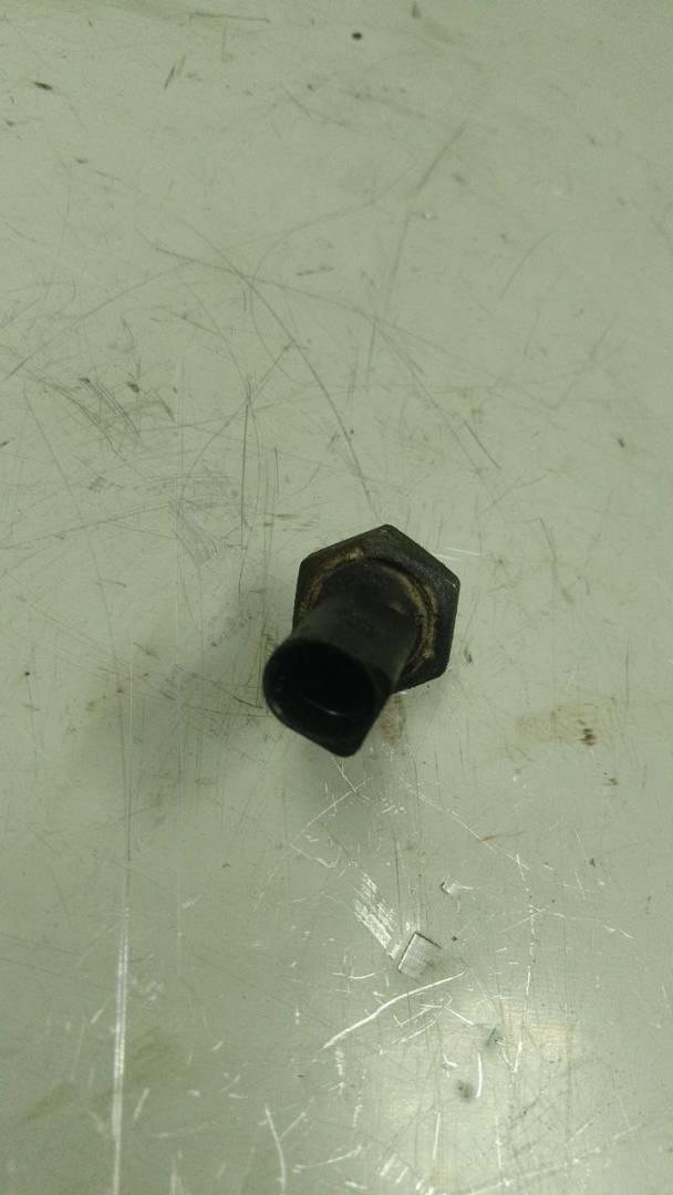 датчик давления масла Volkswagen Passat B5 1999, 1.6 л., бензин - фото №1