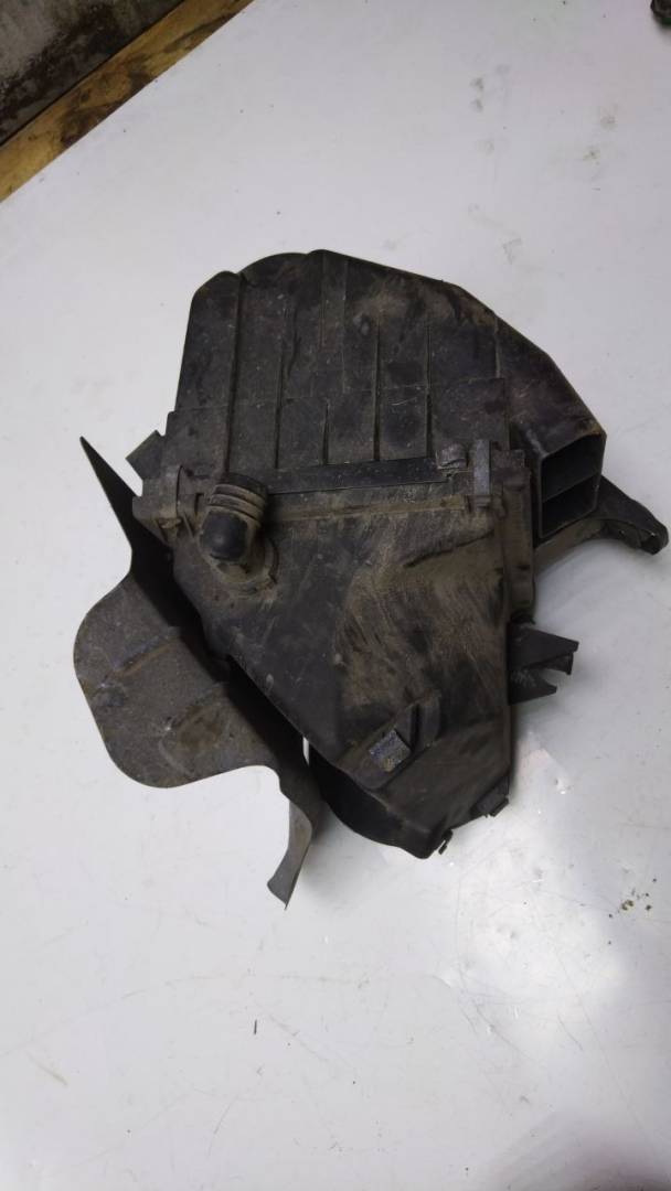 корпус воздушного фильтра Volkswagen Passat B5 1999, 1.6 л., бензин, 06B133837A - фото №1