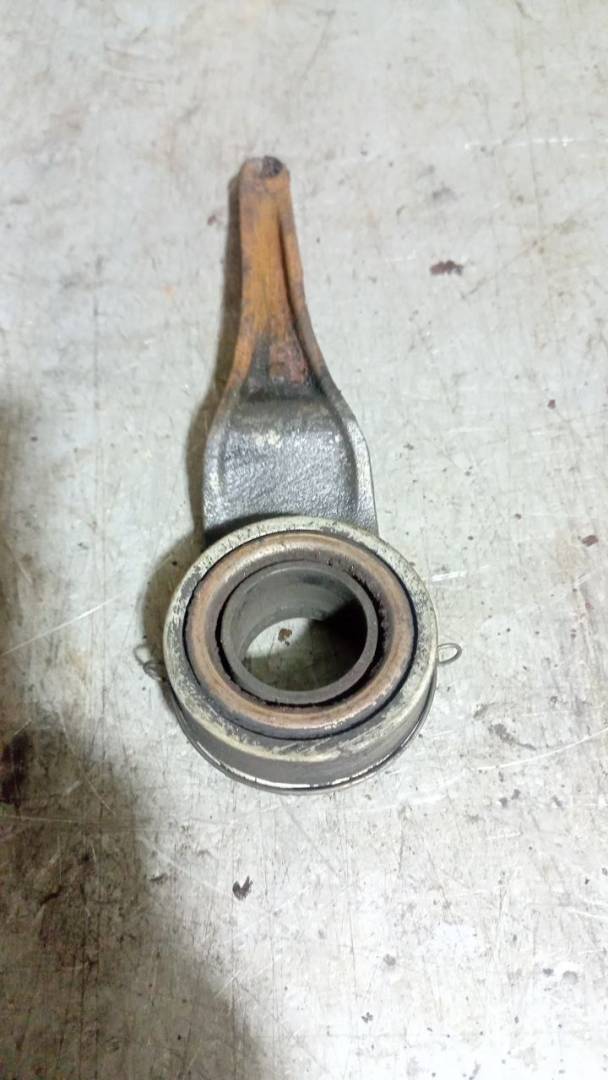 вилка сцепления Mitsubishi Carisma 1 поколение (1995 - 1999), 1.8 л., бензин, МКПП - фото №1