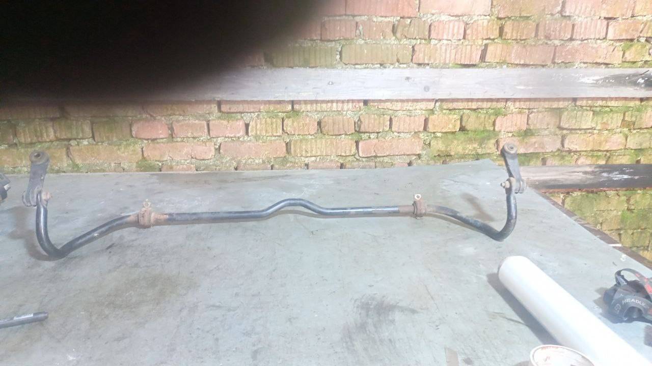 стабилизатор подвески передний Volkswagen Golf 4 поколение 2000, 1.4 л., бензин - фото №1