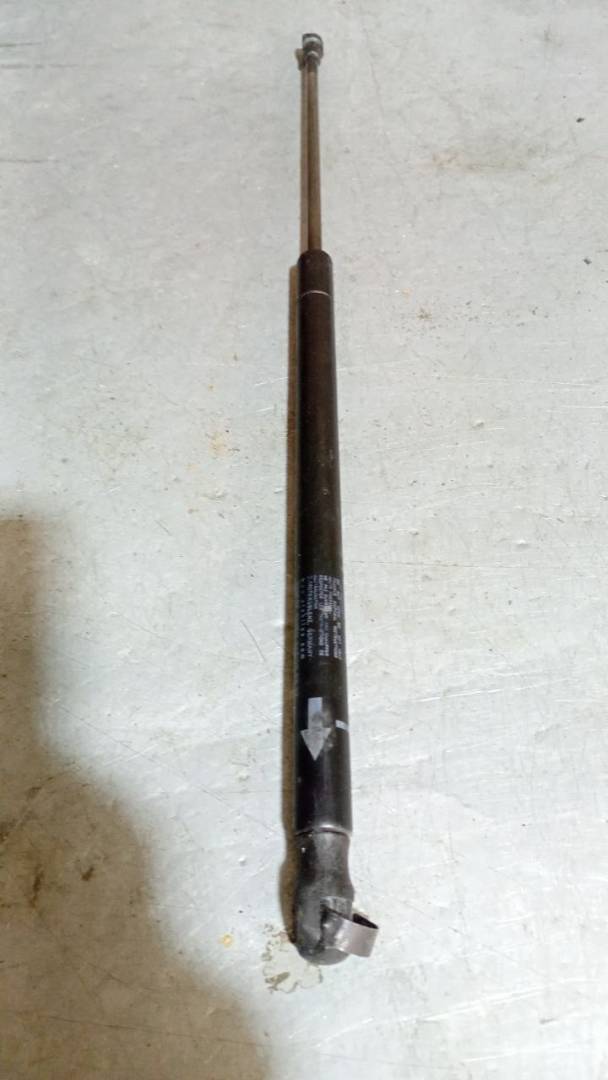 амортизатор крышки багажника (3-5 двери) Toyota Aygo 1 поколение (2005 - 2008), 689500010 - фото №1