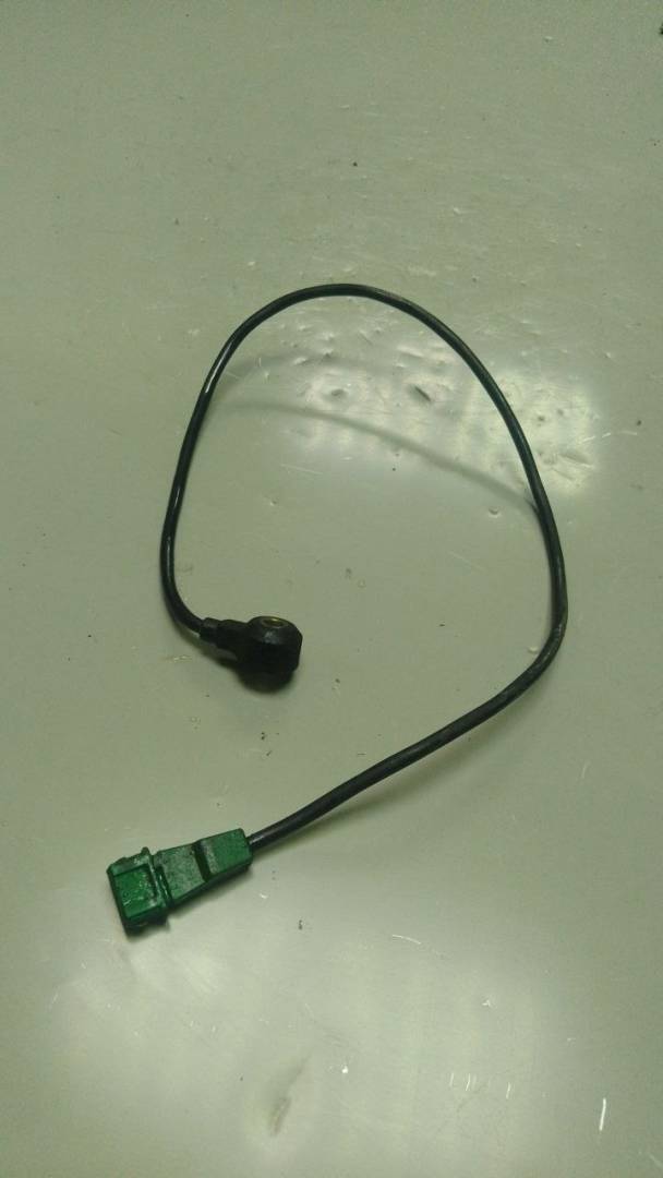 датчик детонации Volkswagen Passat B5 (1996 - 2001), 1.6 л., бензин, 054905377H - фото №1