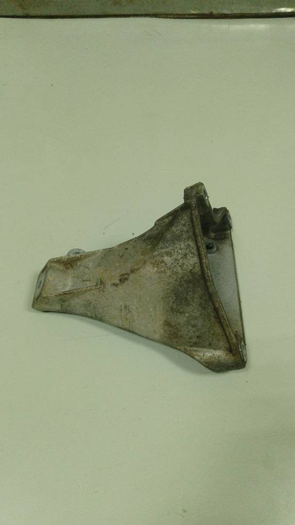 кронштейн двигателя Volkswagen Passat B5 (1996 - 2001), 1.6 л., бензин, 8D0199308M - фото №1