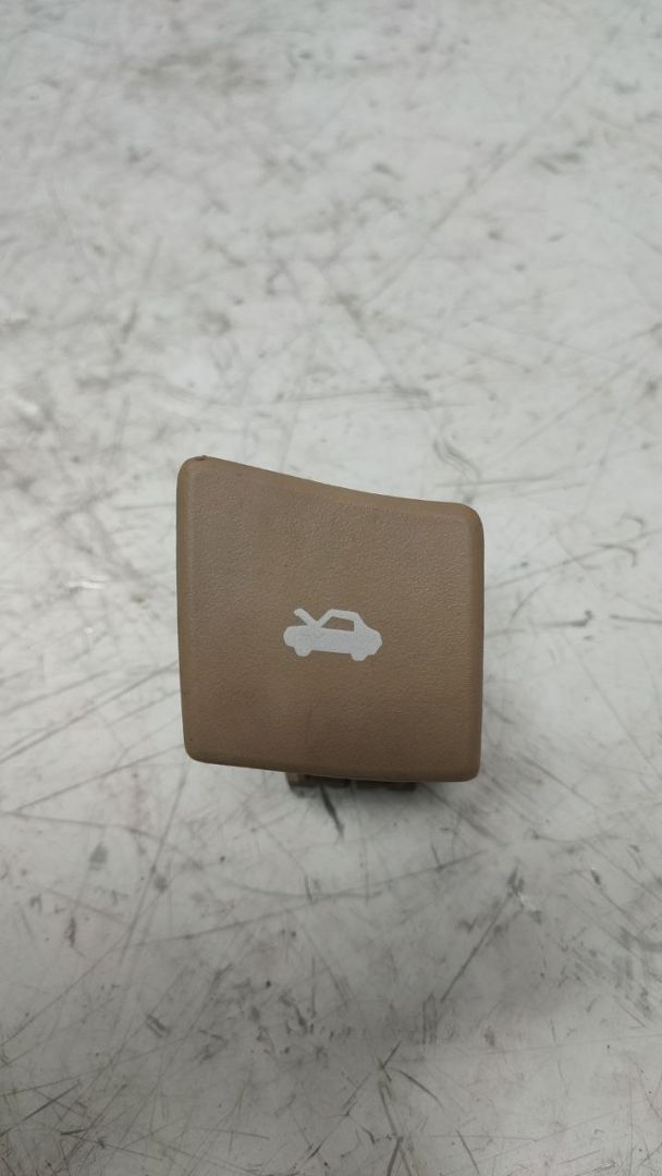 захватный крюк капота Cadillac CTS 1 поколение (2002 - 2007), 2.8 л., бензин, АКПП, задний привод, 5495992 - фото №1