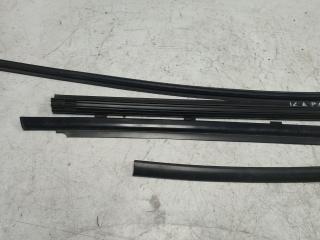 Уплотнитель стекла Dodge Caravan 4 поколение (2000 - 2007)