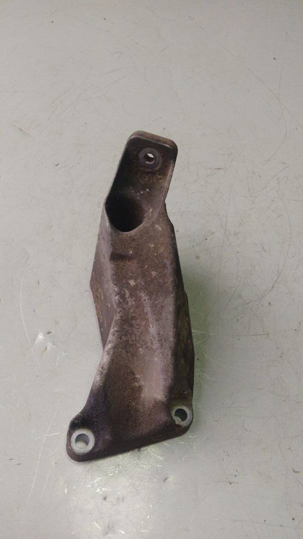 кронштейн двигателя Volkswagen Passat B5 (1996 - 2001), 1.6 л., бензин, 8D0199307P, 8DO199307P - фото №1