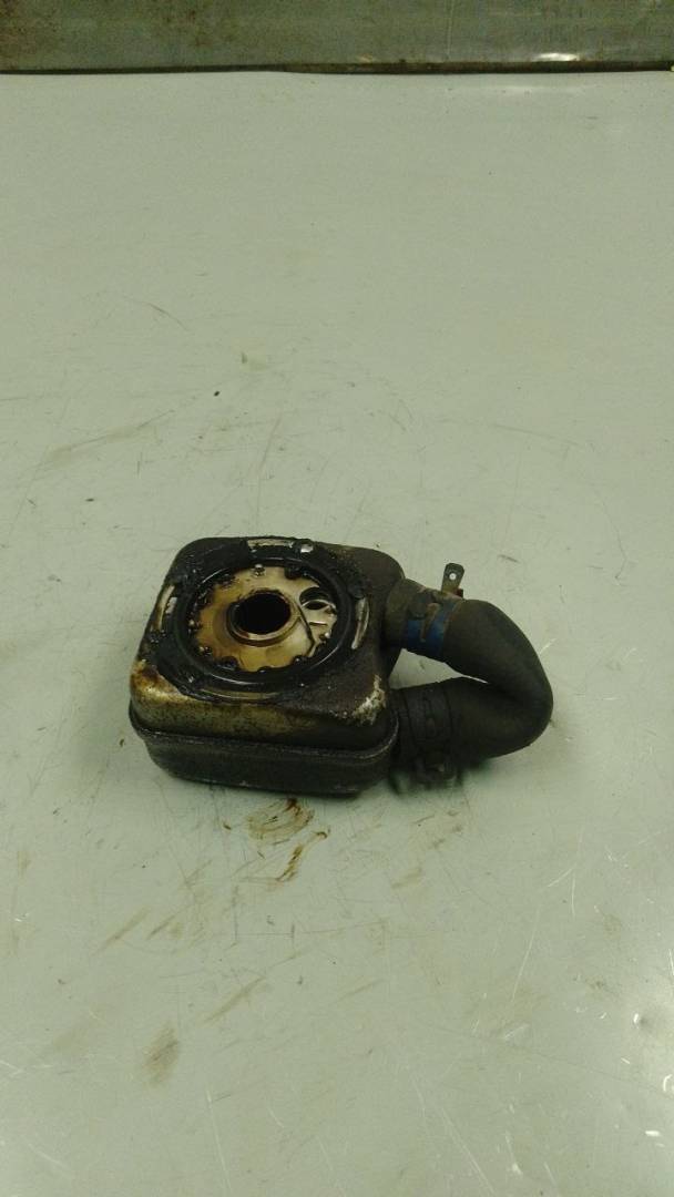 теплообменник масляного фильтра Volkswagen Passat B5 1999, 1.6 л., бензин - фото №1