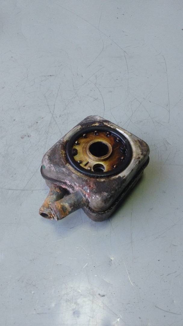 теплообменник масляного фильтра Volkswagen Passat B5 1999, 1.6 л., бензин - фото №1