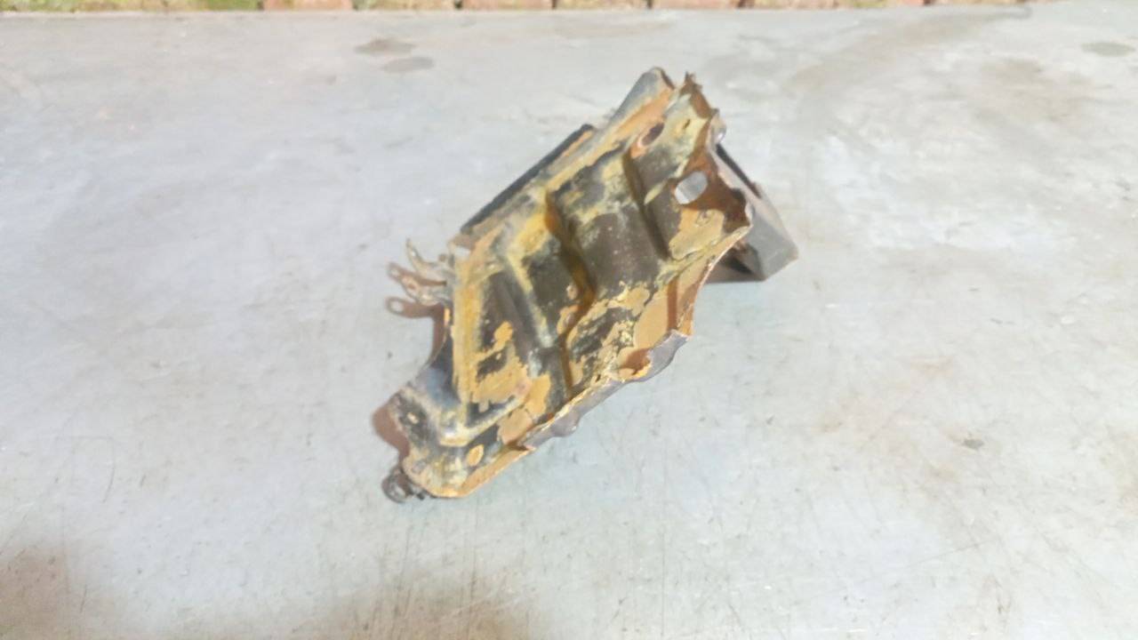 полка аккумулятора Toyota Aygo 1 поколение (2005 - 2008), 1.0 л., бензин - фото №1