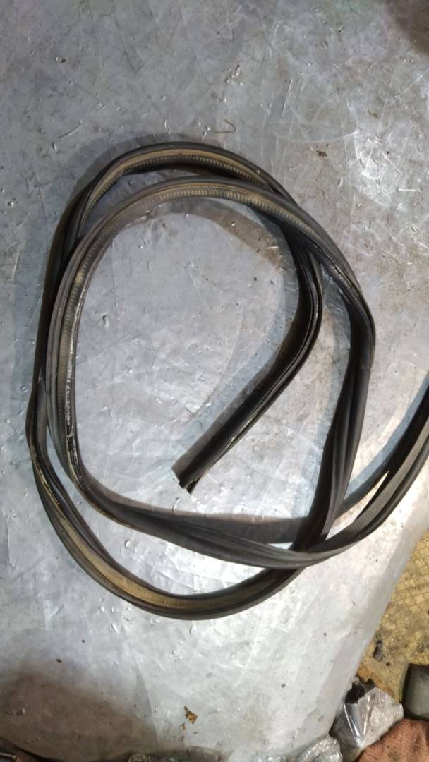 уплотнитель двери Chrysler Voyager 4 поколение 2003, 04894278AC - фото №1