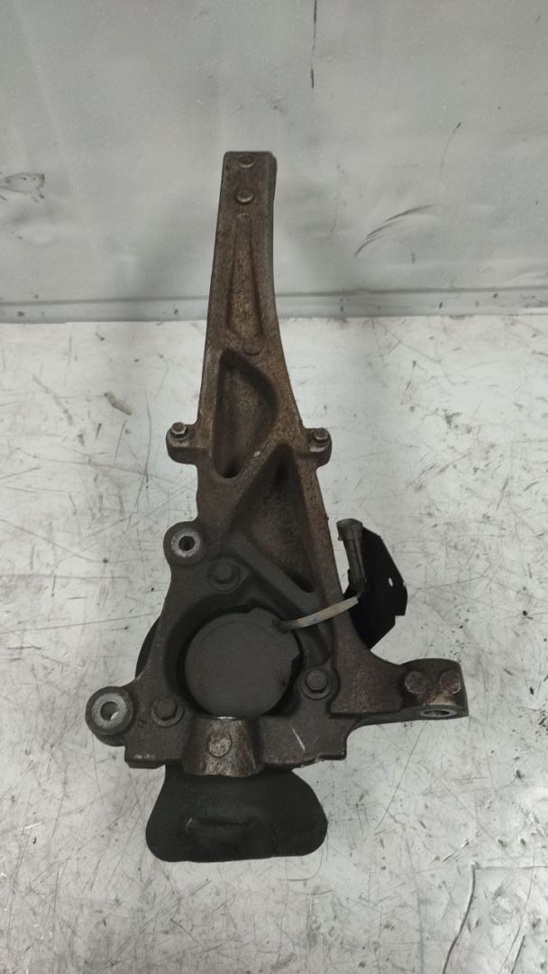 кулак поворотный правый Cadillac CTS 1 поколение (2002 - 2007), 2.8 л., бензин, АКПП, задний привод, 18079802 - фото №1