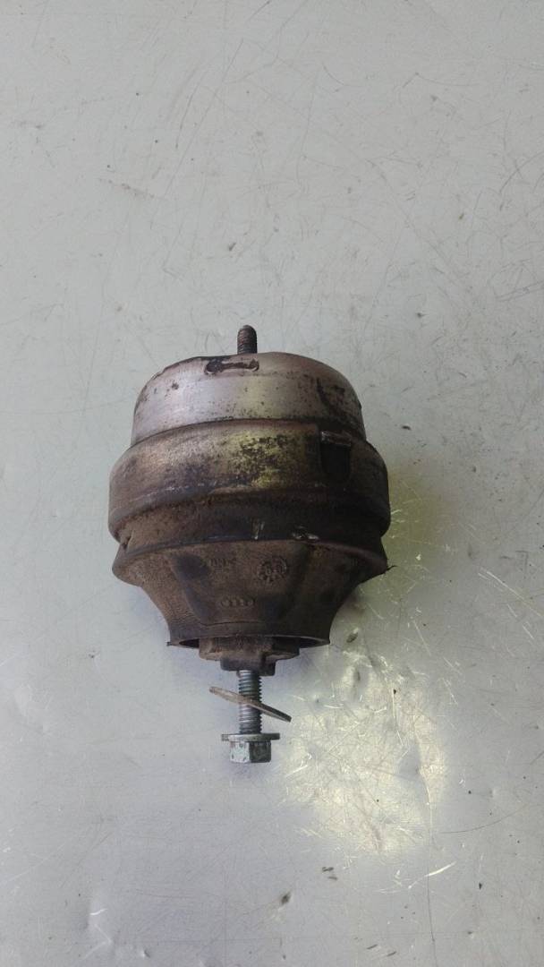 подушка крепления двигателя Volkswagen Passat B5 1999, 1.6 л., бензин, 4B0199379E - фото №1