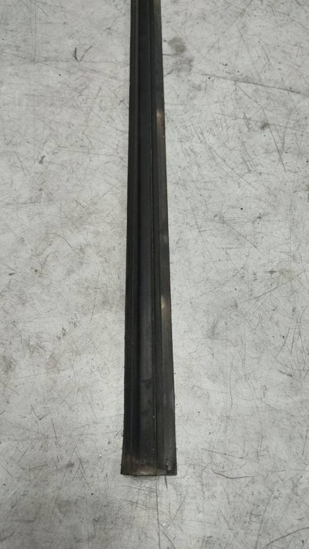 Уплотнитель стекла Ford Focus 1 поколение (1998 - 2001) - фото №1