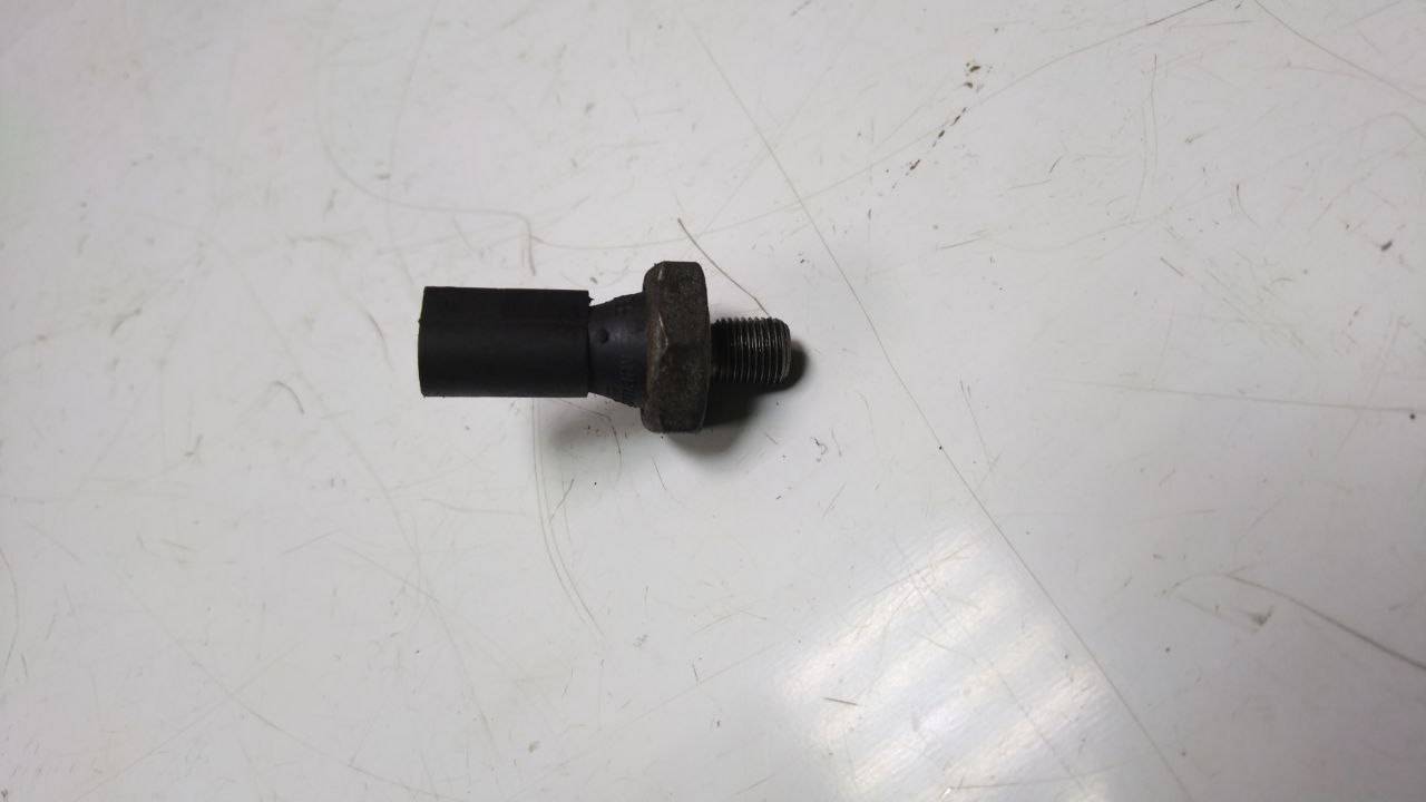 датчик давления масла Volkswagen Passat B5 1999, 1.6 л., бензин, 06A919081 - фото №1