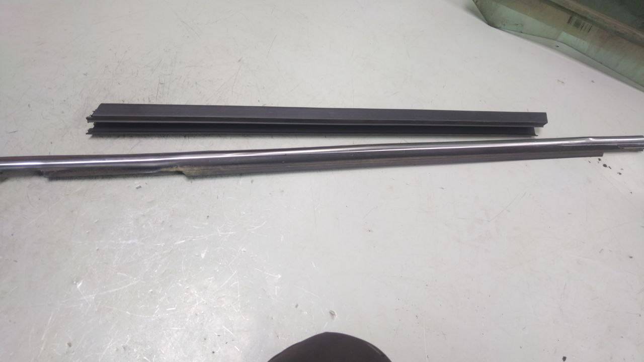 Уплотнитель стекла Chrysler Pacifica 1 поколение (2003 - 2008) - фото №1