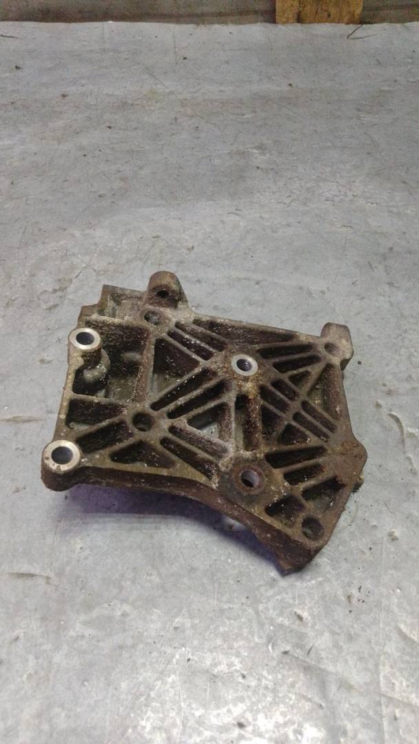 кронштейн генератора Nissan Almera N16 (2000 - 2003), 1.8 л., бензин, АКПП, 11910BM700 - фото №1