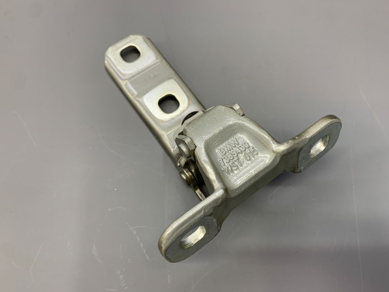 петля крышки багажника Mini Countryman 2 поколение (2016 - 2020), 41007389406, 7389406, 7389430 - фото №1