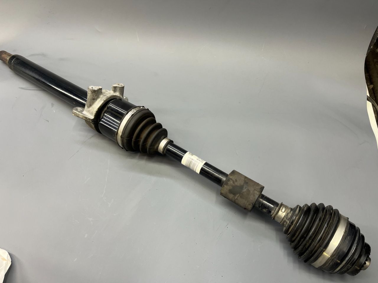 полуось передняя правая (приводной вал, ШРУС) Mini Countryman 2 поколение F60 2017, 1.5 л., B36 A15 A, бензин, АКПП, c2m, хетчбэк 5 дв., передний привод, 31605A2E014, 5A2E014, 31608657704, 8657704, 31607642108 - фото №1