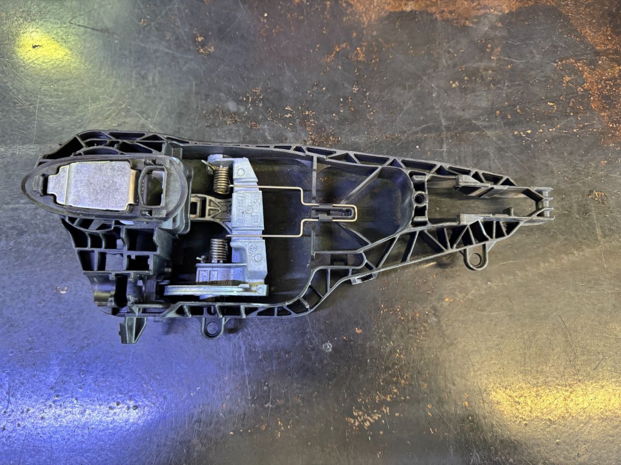 скелет ручки двери передней правой Mini Cooper 3 поколение (2013 - 2018), 51217296458, 7296458, 51217317426, 7317426, 51217317420, 7317420 - фото №1