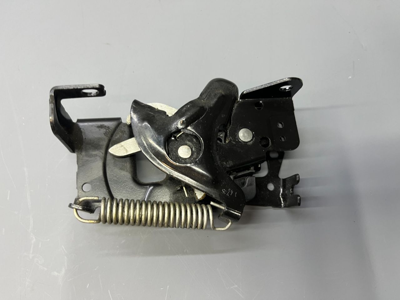 замок капота Mini Countryman 2 поколение F60 2017, 1.5 л., B36 A15 A, бензин, АКПП, c2m, хетчбэк 5 дв., передний привод, 51237300570, 7300570 - фото №1