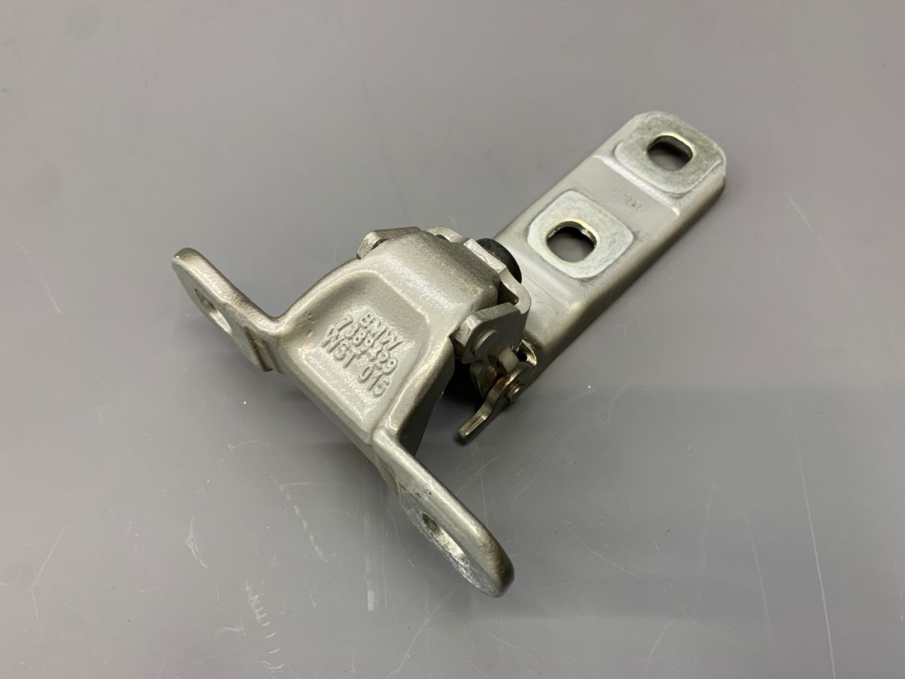 петля крышки багажника Mini Countryman 2 поколение (2016 - 2020), 41007389405, 7389405, 7389429 - фото №1