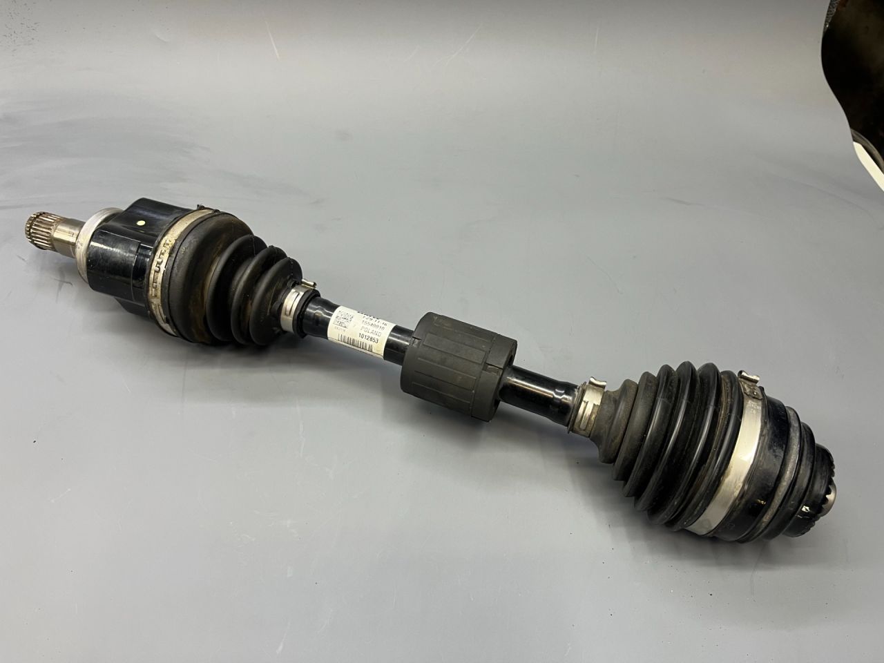 полуось передняя левая (приводной вал, ШРУС) Mini Countryman 2 поколение F60 2017, 1.5 л., B36 A15 A, бензин, АКПП, c2m, хетчбэк 5 дв., передний привод, 31605A2E013, 5A2E013, 31608643383, 8643383, 31607642109, 7642109 - фото №1