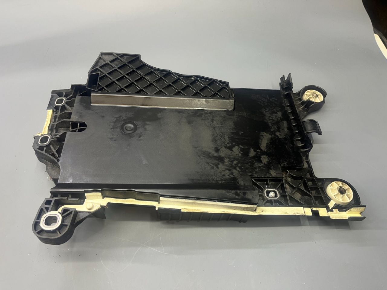 полка аккумулятора Mini Countryman 2 поколение F60 2017, 1.5 л., B36 A15 A, бензин, АКПП, c2m, хетчбэк 5 дв., передний привод, 61217641797, 7641797 - фото №1