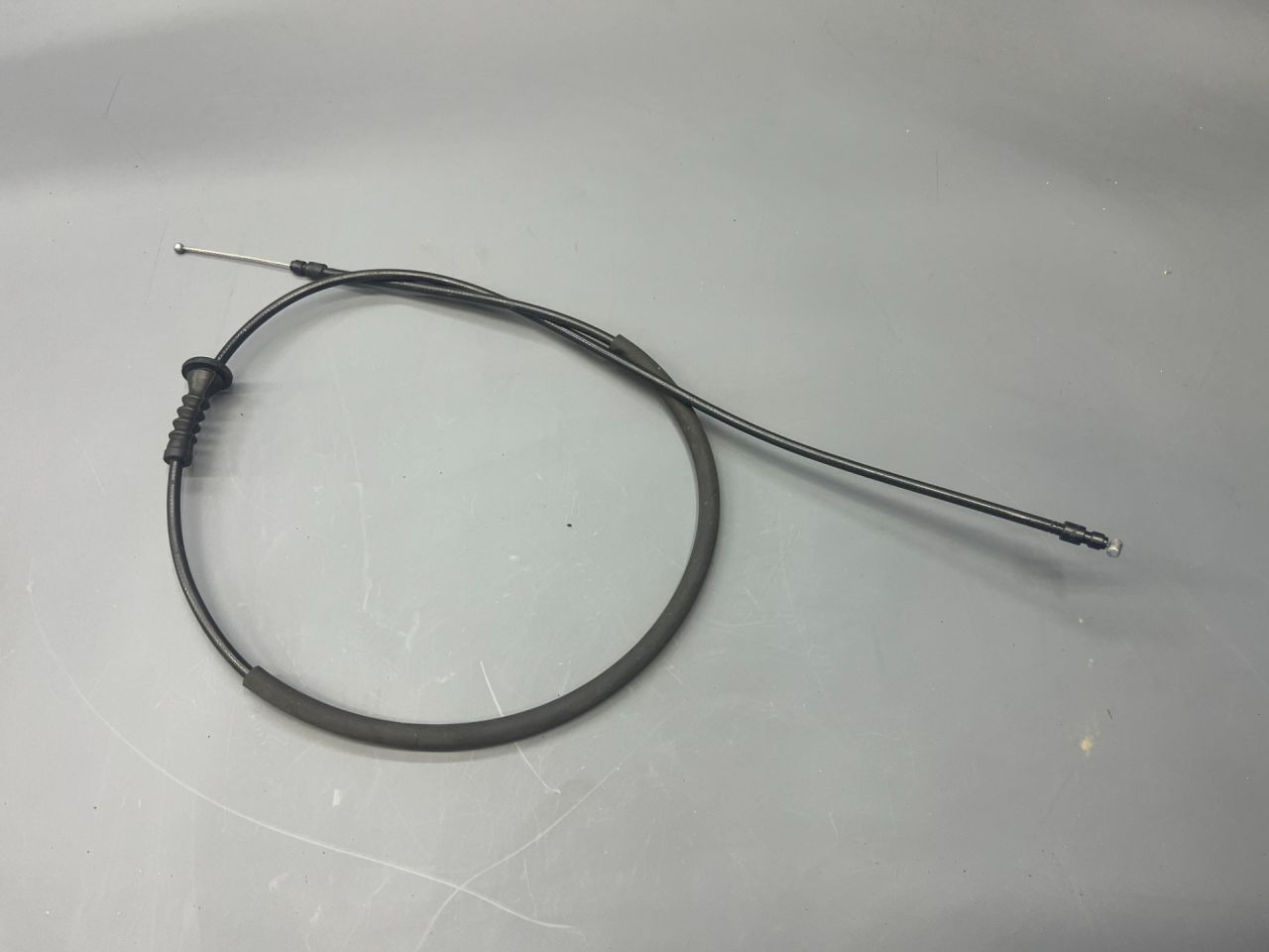 трос капота Mini Countryman 2 поколение F60 2017, 1.5 л., B36 A15 A, бензин, АКПП, c2m, хетчбэк 5 дв., передний привод, 51237430846, 7430846 - фото №1