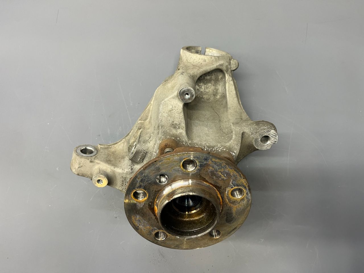 кулак поворотный правый Mini Countryman 2 поколение F60 2017, 1.5 л., B36 A15 A, бензин, АКПП, c2m, хетчбэк 5 дв., передний привод, 31216876646, 6876646, 31216870838, 6870838, 31216850420, 6850420 - фото №1