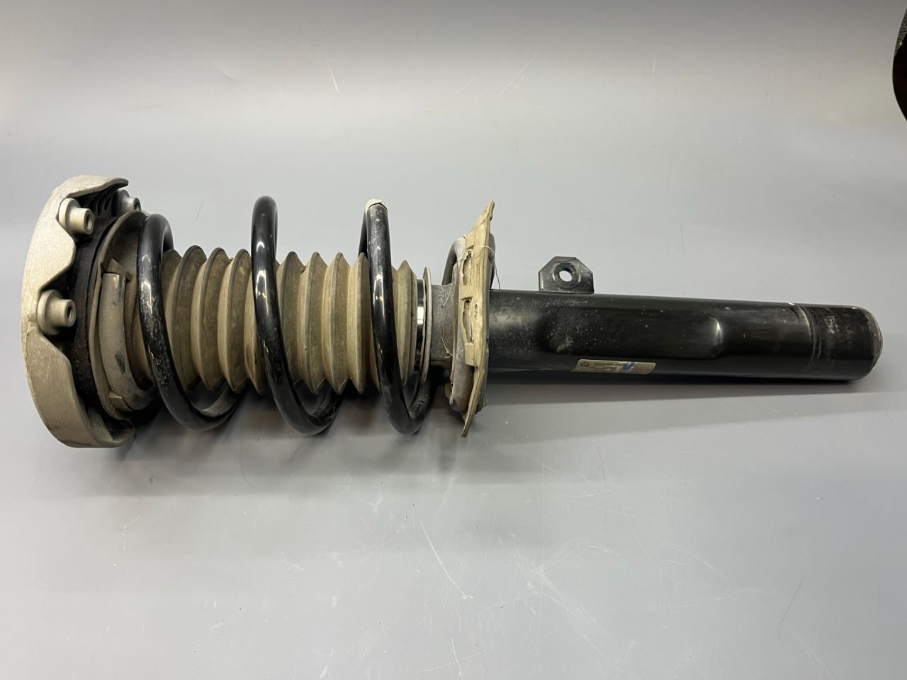 амортизатор передний левый Mini Countryman 2 поколение F60 2017, 1.5 л., B36 A15 A, бензин, АКПП, c2m, хетчбэк 5 дв., передний привод, 37106866081, 6866081, 37106884545, 6884545 - фото №1