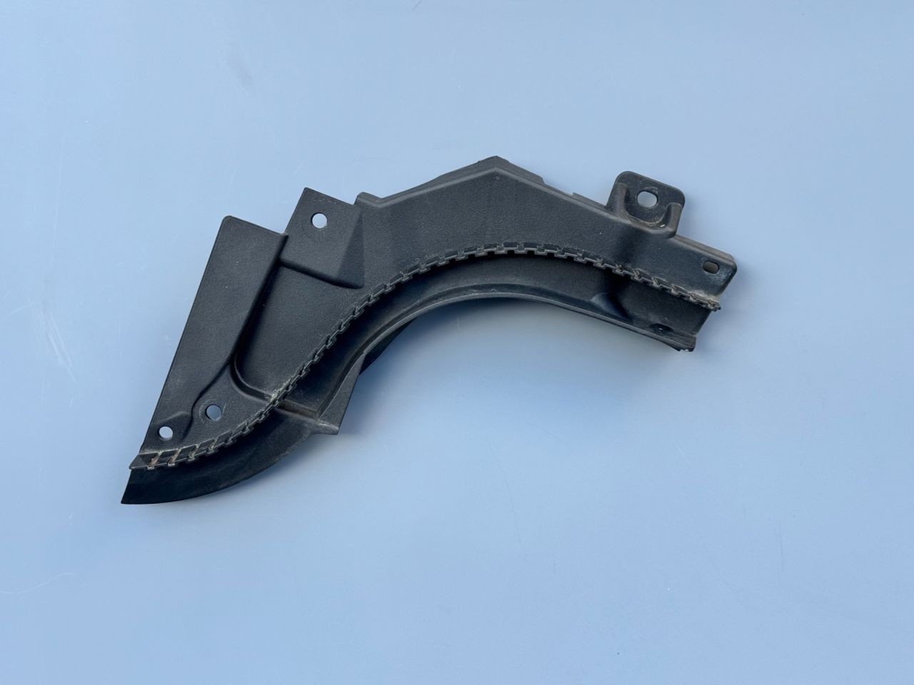 планка под капот Mini Cooper 3 поколение (2013 - 2018), 51767300562, 7300562, 51764821022, 4821022 - фото №1