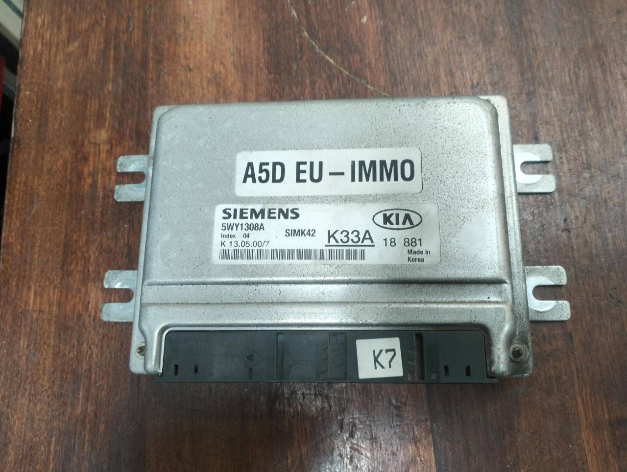 блок управления двигателем Kia Rio 1 поколение (1999 - 2002), 1.5 л., A5D, бензин, МКПП, универсал, 5WY1308A, SIMK42, K33A18881 - фото №1
