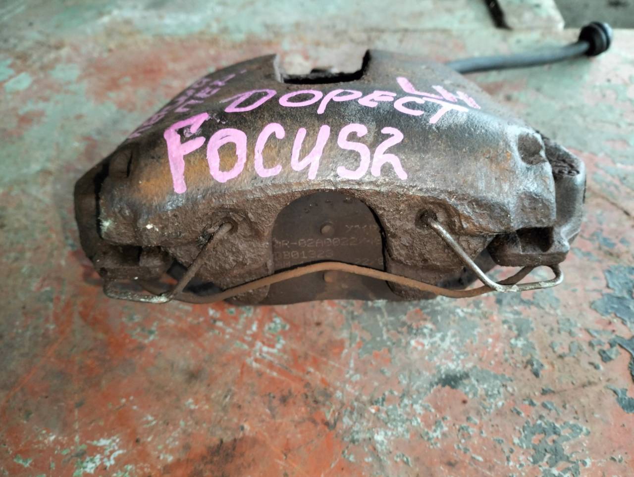 суппорт передний левый Ford Focus 2 поколение 2007, 1.6 л., HWDB, бензин, МКПП, седан - фото №1